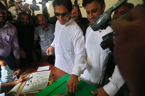 Pakistan election: Imran Khan claims victory despite accusations of rigging - ABC News