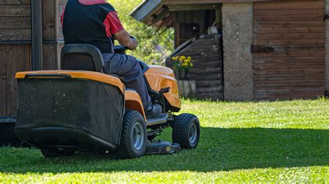 Riding lawn mower with a bagger | Top Ten Reviews