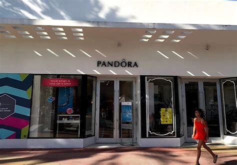 Pandora – Lincoln Road Miami Beach – Shop, Dine, Enjoy