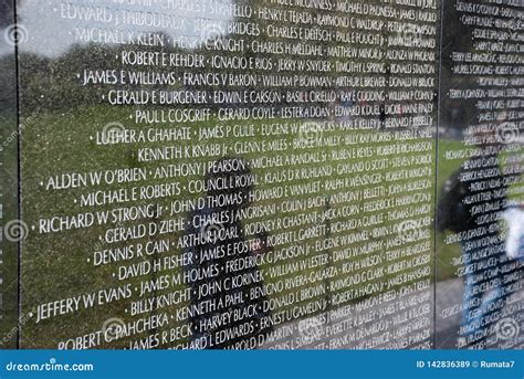 The Vietnam Veterans Names Memorial Wall Editorial Stock Image - Image of reflection, monument ...