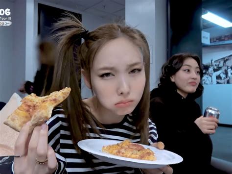 Nayeon eating pizza. Nayeon, Pizza, Kpop, Ethnic Recipes, Voldemort ...