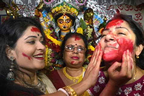 In Pictures | Women celebrate Sindur Khela with great zeal - The Statesman