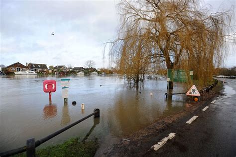 River Thames floods - Surrey Live