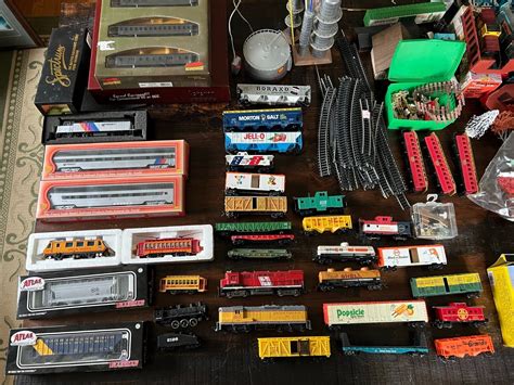 HO Scale Train Collection, DCC and DC-engines, controllers, cars, and ...