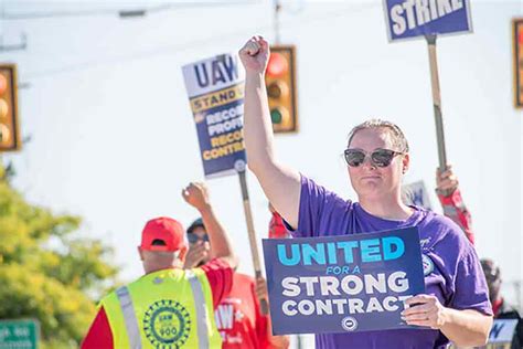 UAW strike: Negotiations continue but no deals yet | Automotive News