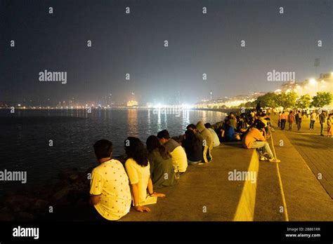 Mumbai marine drive night hi-res stock photography and images - Alamy