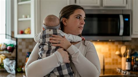 US Children’s Hospitals Are Overwhelmed by RSV - The New York Times