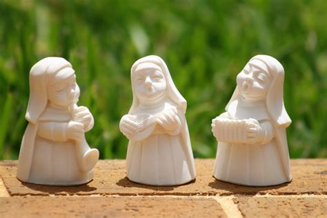 1360x768 wallpaper | three nuns figurines | Peakpx