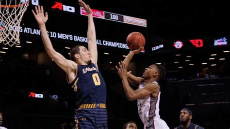 SLIDESHOW: UMass Basketball Atlantic 10 Tournament – Massachusetts Daily Collegian