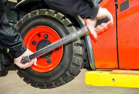 A Guide To Forklift Tyres And Maintenance | H&F Lift Trucks