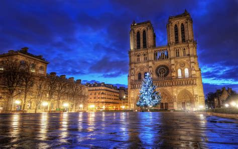 Where to See Holiday Lights in Paris