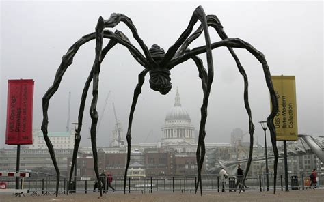 Giant spider arrives at the SNFCC | eKathimerini.com