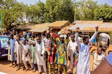 Teeming crowd receive Atiku, PDP for their campaign in Kebbi State (Photos) – Bodedolu Reports