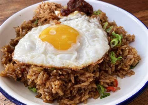 Recept: eenvoudige klassieke nasi goreng | Halfes | kleine flessen wijn