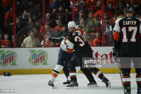 New York Islanders Chris Simon in action, during fight Philadelphia... News Photo - Getty Images