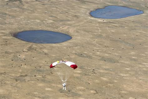 21 Epic Photos of the Red Bull Stratos Space Jump » TwistedSifter