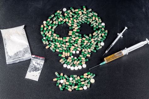 The skull on a black background is made of tablets and capsules. The concept of death - Creative ...
