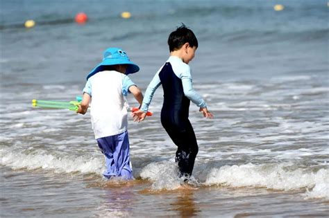 Stroll through golden beaches in Qingdao