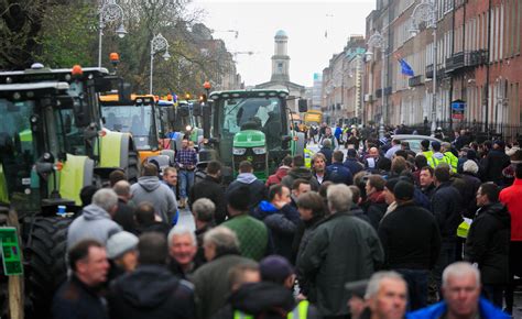 Tractor protest continues overnight as Dublin city centre roads closed ...