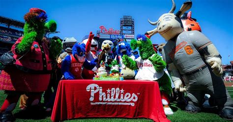 Phillie Phanatic celebrates 38th birthday with a mascot dance-off | FOX ...