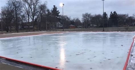 Open-air ice rink opens in south Lansing