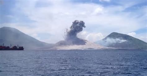 Watch an explosive volcanic eruption in Papua New Guinea - CNET