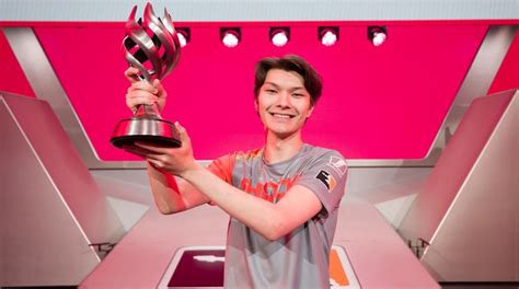 Sinatraa Overwatch Settings & Setup, Gear, Sensitivity, Config, Keybinds Updated 2024