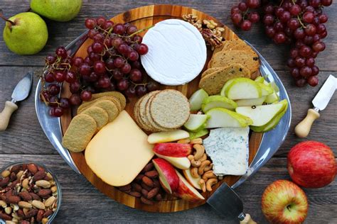 5 Steps to the Perfect Fruit and Cheese Platter | featuring Nairn's Crackers