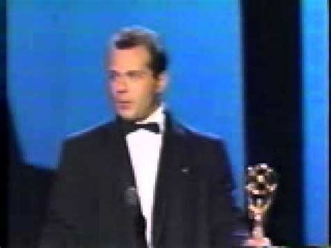 Bruce Willis wins an Emmy for Moonlighting (1987) | Bruce willis ...