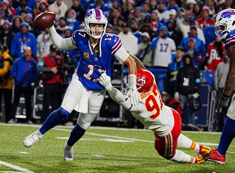 Josh Allen injury update: Bills quarterback hurts wrist against Chiefs