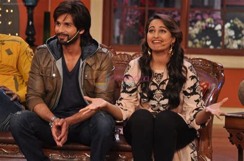 Sonakshi Sinha, Shahid Kapoor on the sets of Comedy Nights with Kapil ...