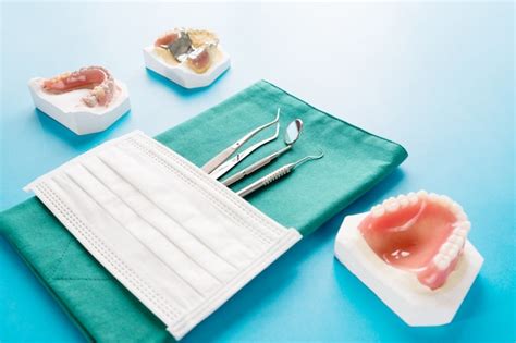 Dentadura postiza parcial removible artificial. | Foto Premium