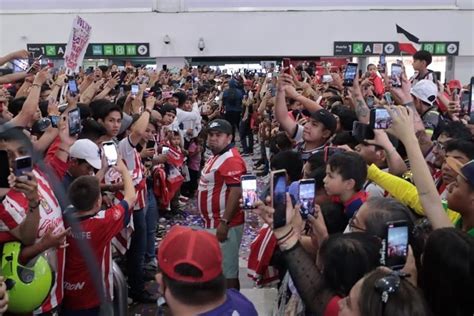 Chivas desata locura en CDMX; 'Chicharito', el gran ausente