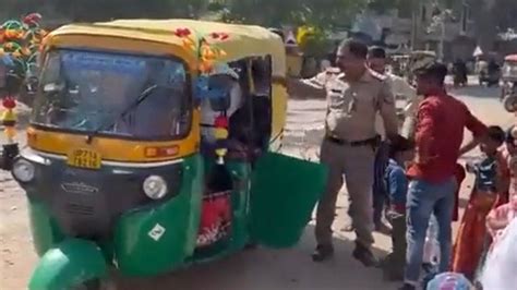 Uttar Pradesh auto: India tuk-tuk crammed with 27 passengers seized - BBC News