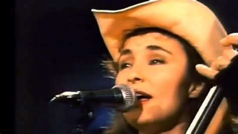 Laura Lynch, founding member of country band The Chicks, dies in car crash | CBC News