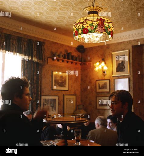 British pub interior hi-res stock photography and images - Alamy