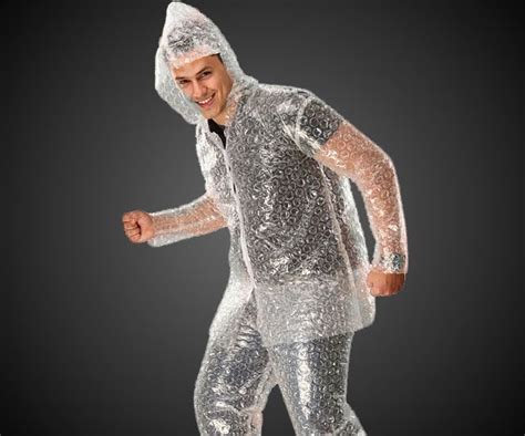 Bubble Wrap Suit | DudeIWantThat.com | Kostuum, Kleding maken van afval, Hergebruikte mode