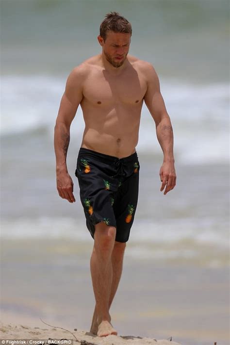 Charlie Hunnam enjoys beach day with mystery woman | Daily Mail Online