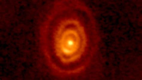 New Image Shows Huge Rings Encircling an Aging Red Star - Starship ...