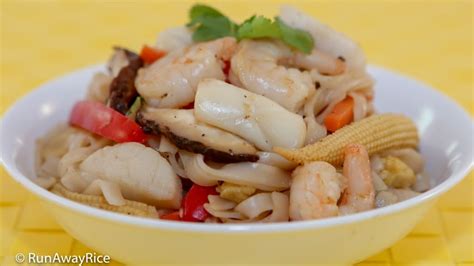 Stir-Fried Seafood Noodles (Hu Tieu Xao Do Bien) | RunAwayRice