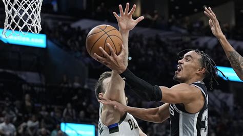 Spurs' Vassell gives his thumbs up with Tre Jones at starting | kens5.com