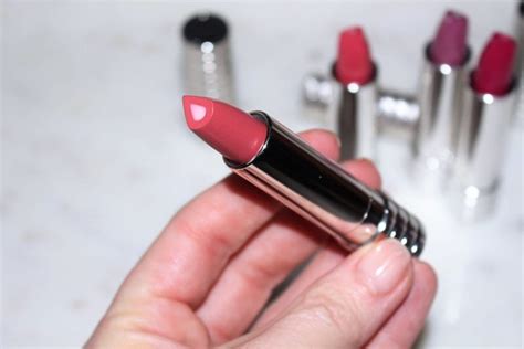 Clinique Dramatically Different Lipstick Review & Swatches