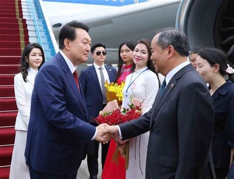 RoK President arrives in Hanoi, starting State visit to Vietnam