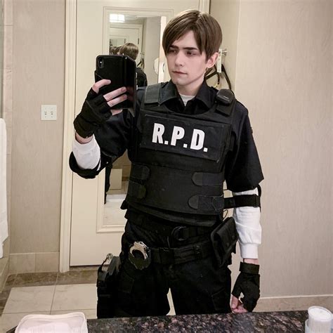 Cool Leon Kennedy Cosplay : r/residentevil