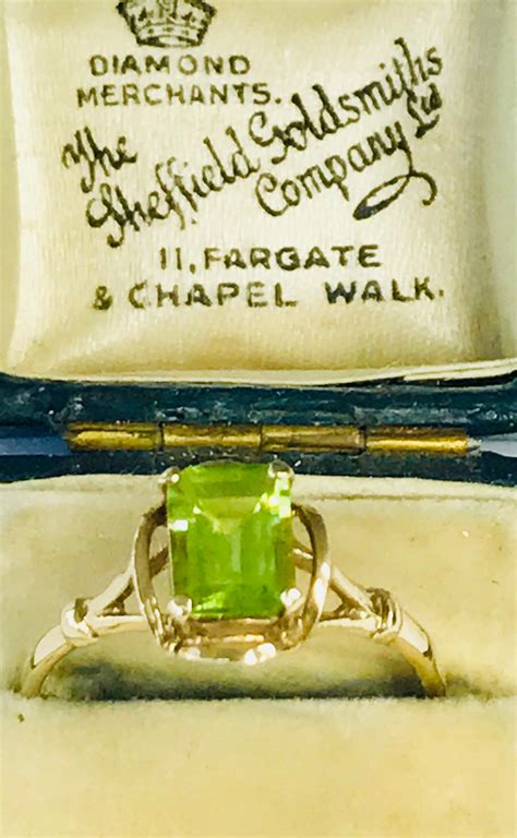 Stunning vintage 9ct yellow gold Peridot ring - fully hallmarked