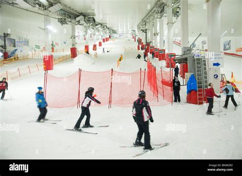 People skiing in the indoor ski slope at Xscape in Milton Keynes Stock Photo - Alamy