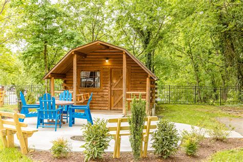 A camping cabin with a new patio setting at the Pigeon Forge/Gatlinburg KOA Holiday | Camping in ...