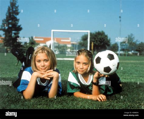 SWITCHING GOALS, Mary-Kate Olsen, Ashley Olsen, 1999 Stock Photo - Alamy