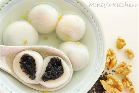 Minty's Kitchen: Black Sesame Glutinous Rice Balls ( 黑芝麻湯圓 )