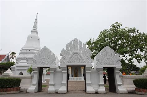 Premium Photo | This is a beautiful looking temple gate